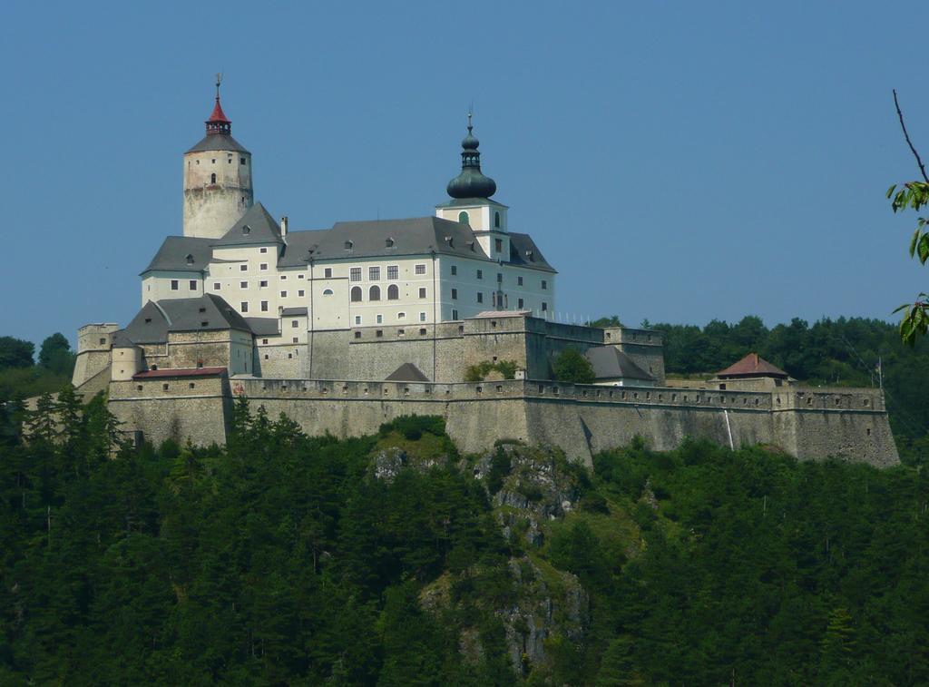 Varkeruelet Apartman Sopron Luaran gambar